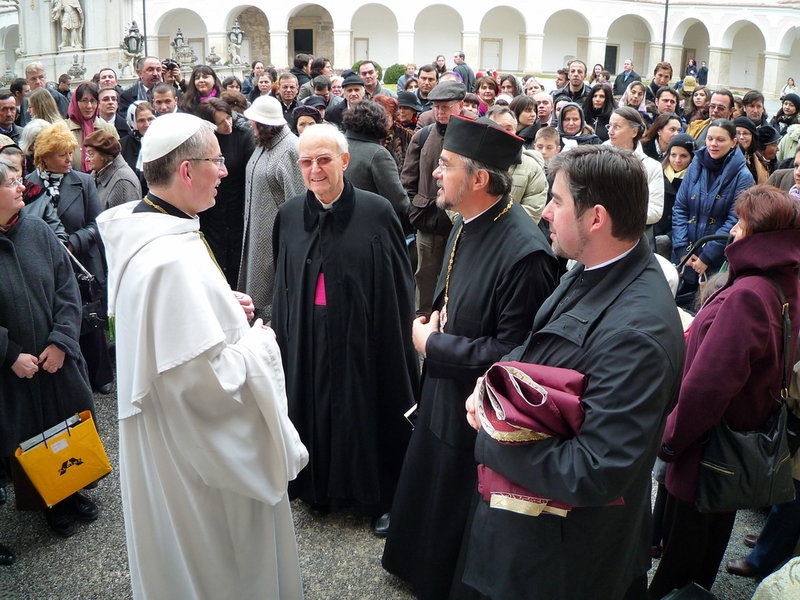 Credincioşii români din Viena s-au închinat unui fragment din lemnul Sfintei Cruci