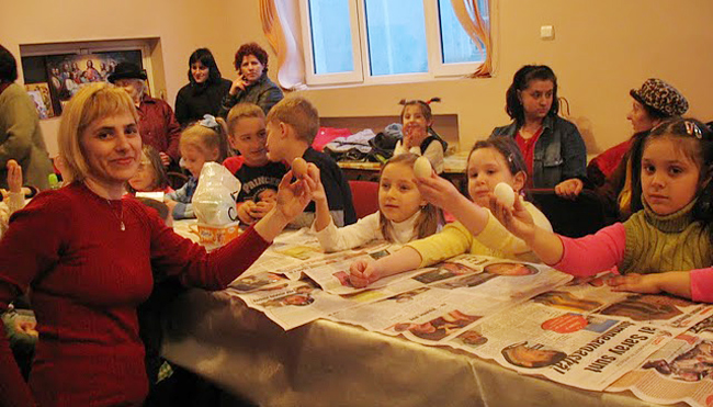 Cursuri de încondeiat ouă, la două biserici ieşene Cursuri de încondeiat ouă, la două biserici ieşene