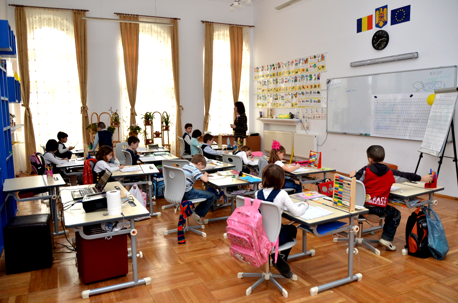 „Învăţăm copiii să atingă bucuria cunoaşterii şi cu inima“