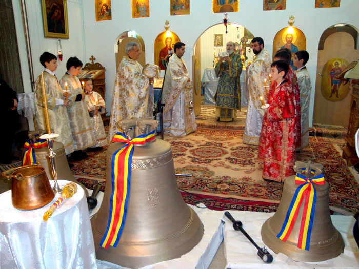 Clopotele şi crucile Bisericii “Naşterea Domnului” din Micălaca veche au fost sfinţite Clopotele şi crucile Bisericii “Naşterea Domnului” din Micălaca veche au fost sfinţite