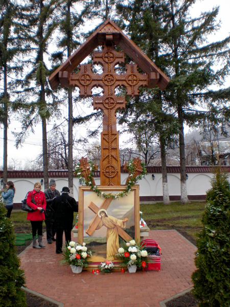 Sfinţirea troiţei în stil maramureşean de la „Sfinţii Voievozi“ Sfinţirea troiţei în stil maramureşean de la „Sfinţii Voievozi“