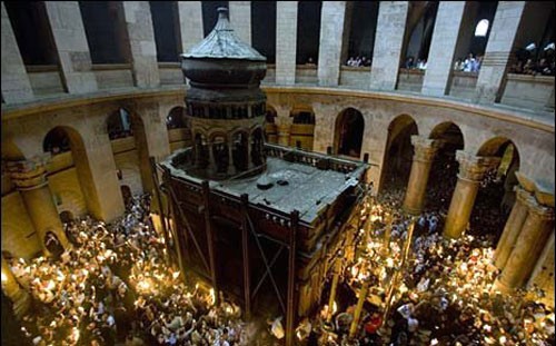 Lumina Sfântă a venit la Ierusalim la Mormântul Domnului