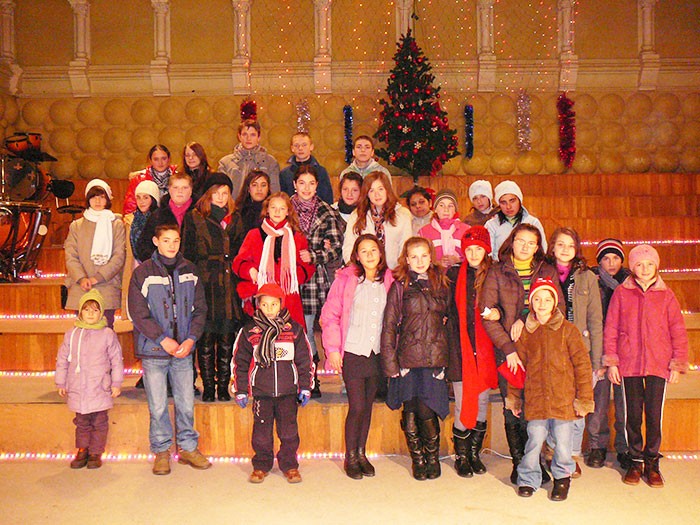 Viaţa parohiilor: Enoriaşii din Poieni sunt „abonaţi“ la spectacolele de teatru de la Iaşi