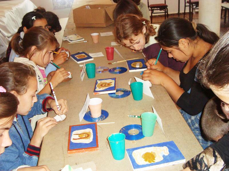 Viaţa parohiilor: Enoriaşii din Poieni sunt „abonaţi“ la spectacolele de teatru de la Iaşi