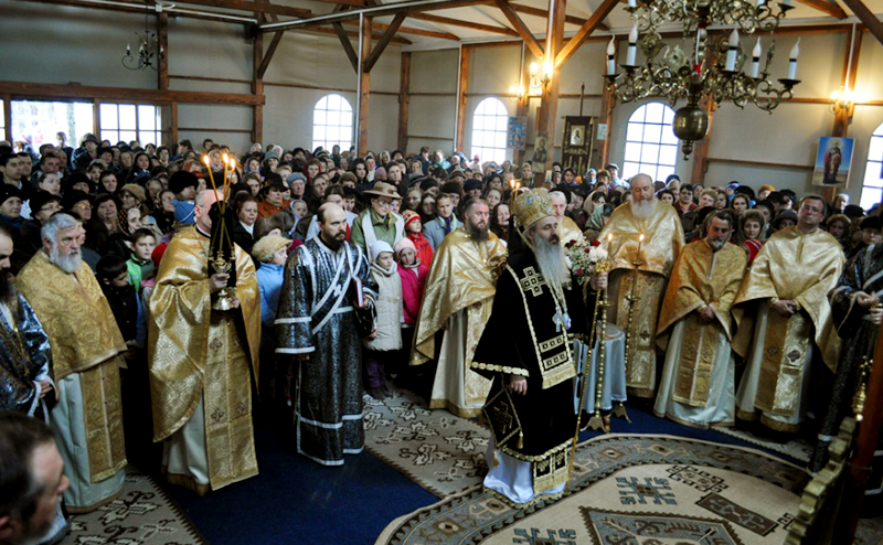 IPS Teofan, în mijlocul credincioşilor din Humuleşti IPS Teofan, în mijlocul credincioşilor din Humuleşti