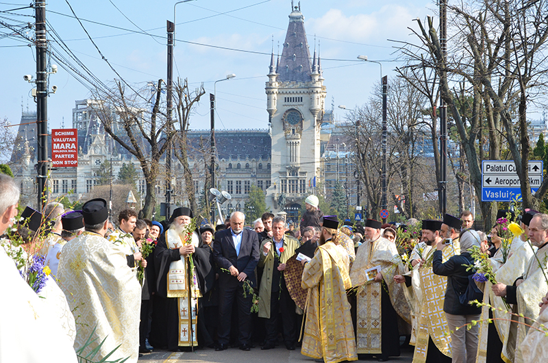 Pelerinaj pe străzile oraşelor cu ramuri de salcie şi colinde de Florii