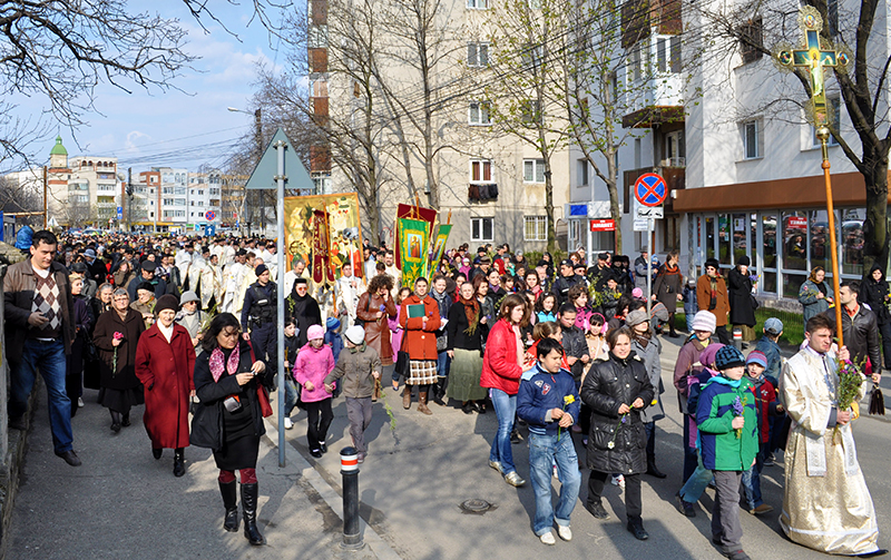 Pelerinaj pe străzile oraşelor cu ramuri de salcie şi colinde de Florii Pelerinaj pe străzile oraşelor cu ramuri de salcie şi colinde de Florii