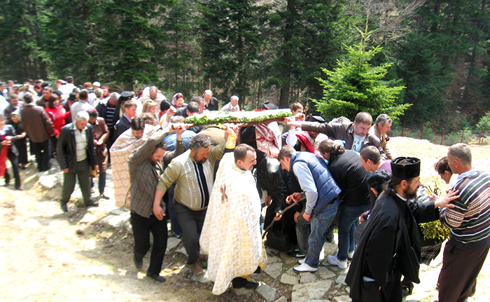 Cei care participă la pelerinajul cu icoana făcătoare de minuni a Maicii Domnului, de la Horaiţa la Horăicioara, se aşază astfel încât icoana să treacă pe deasupra lor În bisericile ortodoxe astăzi se săvârşeşte slujba "Aghezmei mici"