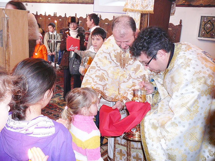 Viaţa parohiilor: Enoriaşii din Poieni sunt „abonaţi“ la spectacolele de teatru de la Iaşi