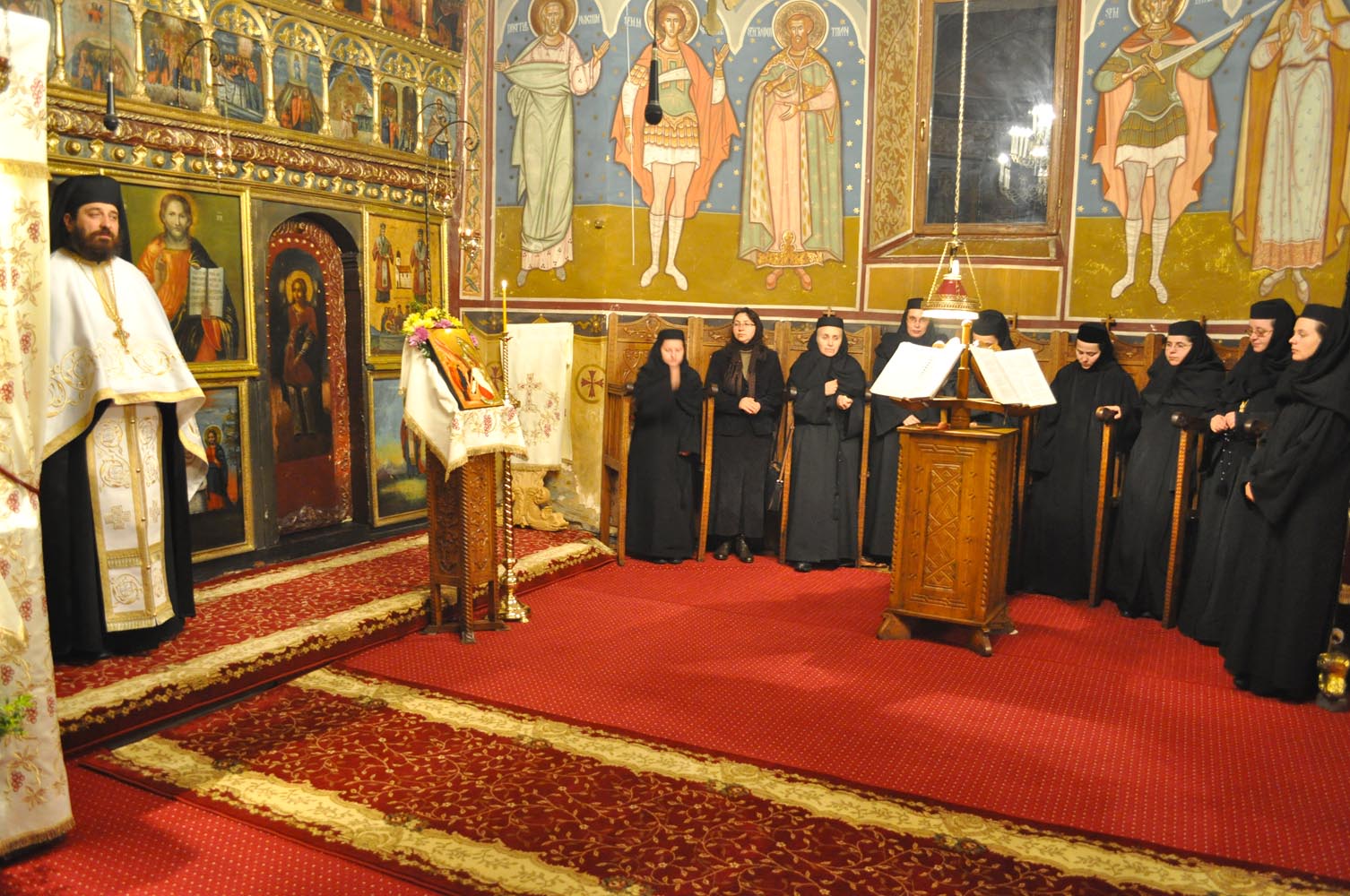 De zece ani, maicile de la Mănăstirea Copou „caută să apropie cerul de pământ“ De zece ani, maicile de la Mănăstirea Copou „caută să apropie cerul de pământ“