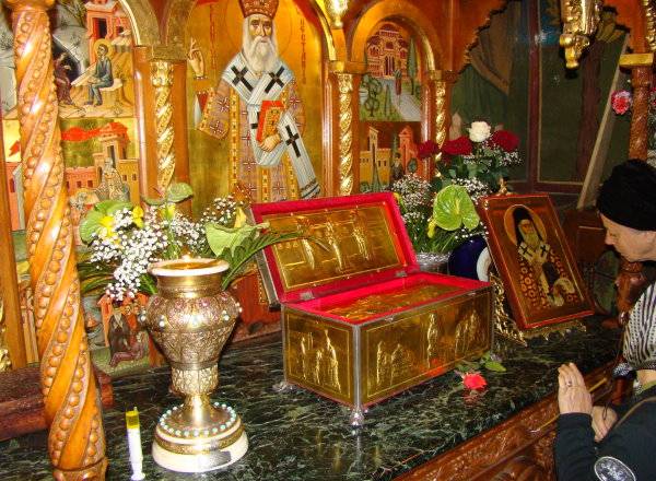 Procesiune cu moaştele Sfântului Nectarie de Eghina, în America