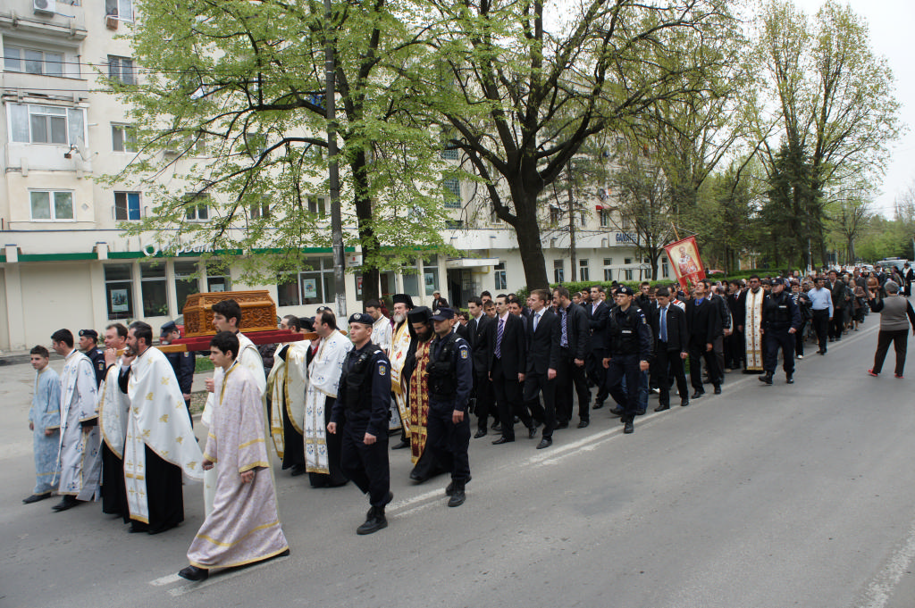 Procesiune cu moaştele Sfântului  Ierarh Grigorie Teologul, pe străzile Sloboziei Procesiune cu moaştele Sfântului  Ierarh Grigorie Teologul, pe străzile Sloboziei