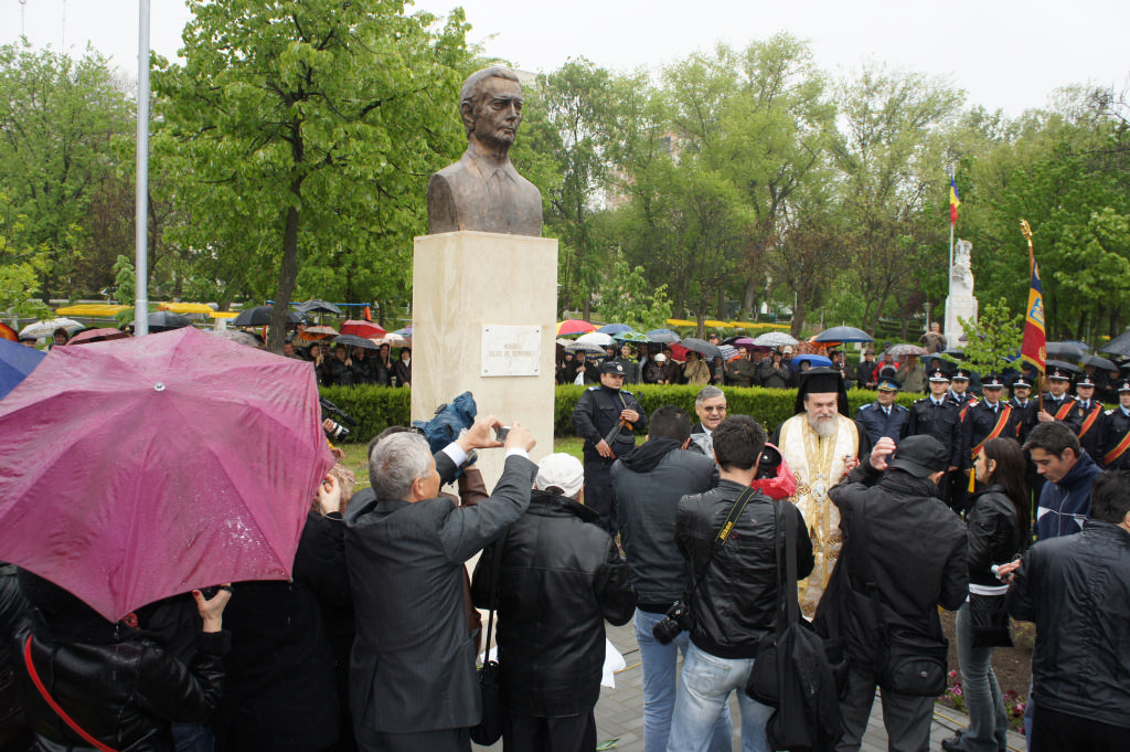 Slujbă de Te Deum cu ocazia dezvelirii  Statuii Regelui Mihai la Călăraşi Slujbă de Te Deum cu ocazia dezvelirii  Statuii Regelui Mihai la Călăraşi