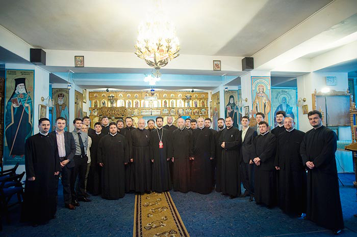 Primii absolvenţi ai învăţământului teologic din Piatra Neamţ s-au revăzut după zece ani Primii absolvenţi ai învăţământului teologic din Piatra Neamţ s-au revăzut după zece ani