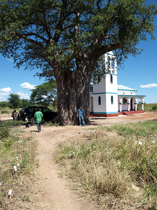 Biserica cu hramul „Sf. Cuv. Parascheva de la Iaşi“, din localitatea Idodi, Tanzania, construită cu sprijin din România Două biserici ortodoxe din Tanzania sunt ctitorite de credincioşi din România