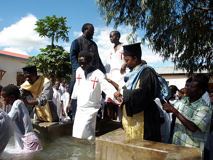 Moment din Slujba Botezului Două biserici ortodoxe din Tanzania sunt ctitorite de credincioşi din România