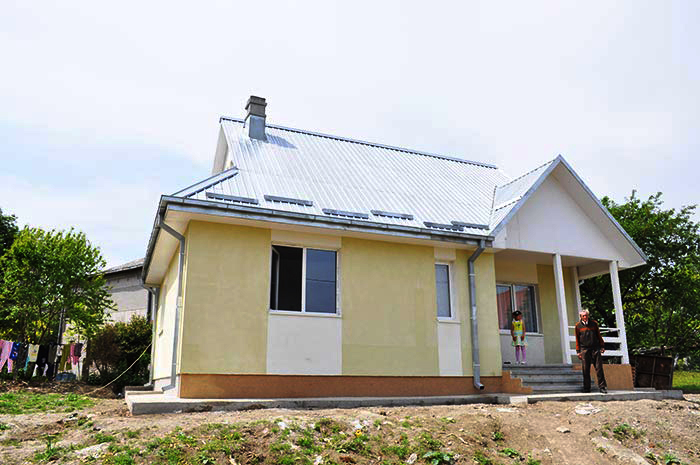 Trei familii sinistrate din Dorohoi s-au mutat în case noi