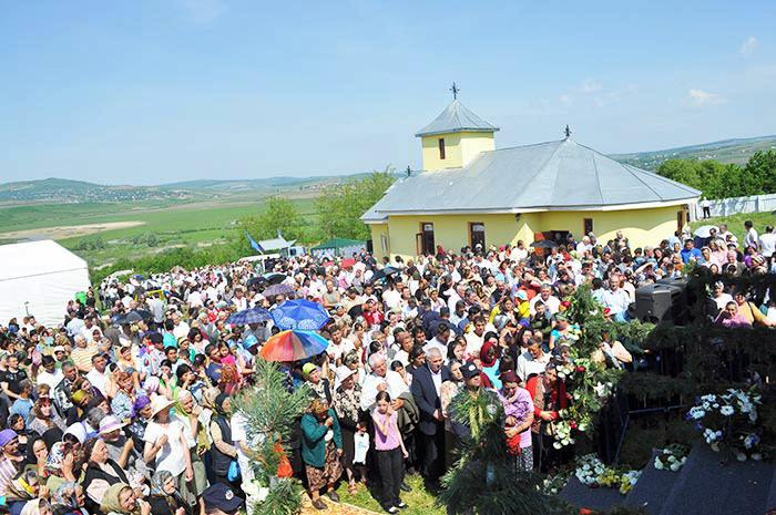 Credincioşi din toată zona Moldovei, la sărbătoarea comunei Ţibana Credincioşi din toată zona Moldovei, la sărbătoarea comunei Ţibana