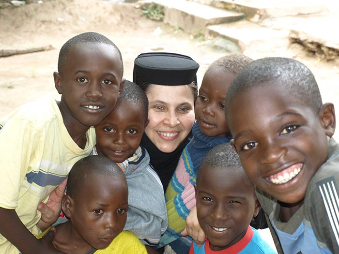 Bucuria de a fi împreună cu copiii africani Două biserici ortodoxe din Tanzania sunt ctitorite de credincioşi din România