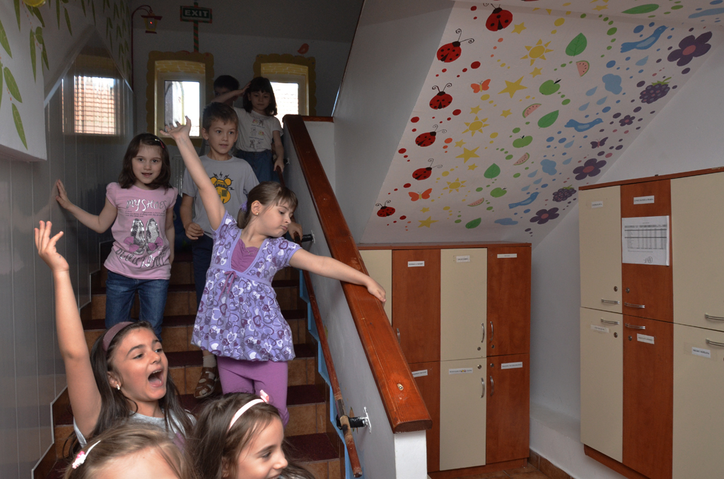 Un grup de liceeni a decorat Grădiniţa „Buna Vestire“