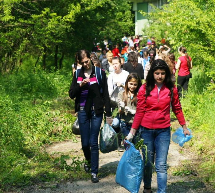 În Episcopia Giurgiului, 120 de elevi s-au implicat într-o acțiune de ecologizare