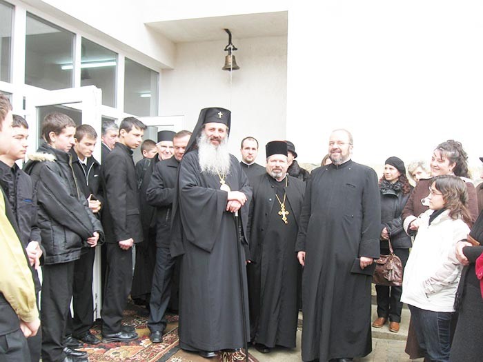 IPS Teofan, Mitropolitul Moldovei şi Bucovinei, alături de preoţi profesori şi elevi ai Seminarului Teologic „Sf. Ioan Iacob“ Dorohoi Încep înscrierile la seminariile teologice