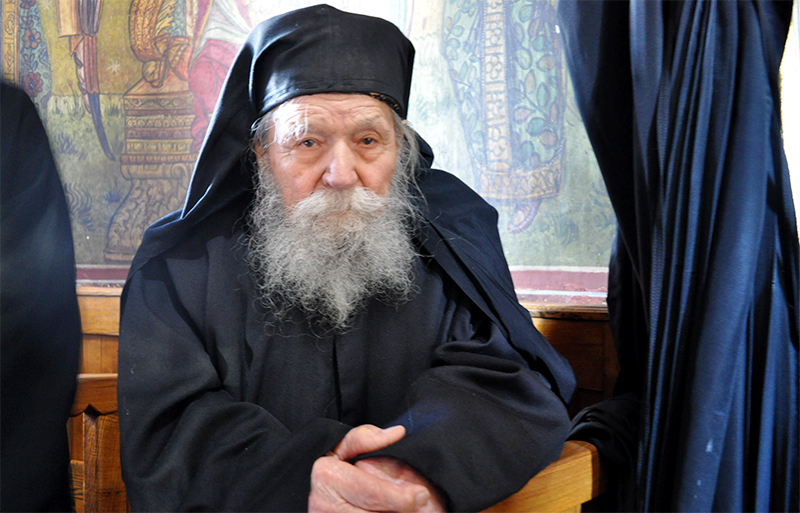 Părintele Visarion Ghibilic ascultând Sfânta Liturghie în Biserica „Schimbarea la Faţă“ a schitului, 18 decembrie 2010 Părintele Visarion de la Schitul Sihla a plecat la cer