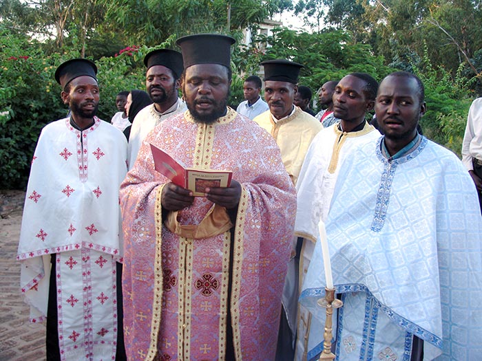 Grup de preoţi ortodocşi africani Două biserici ortodoxe din Tanzania sunt ctitorite de credincioşi din România