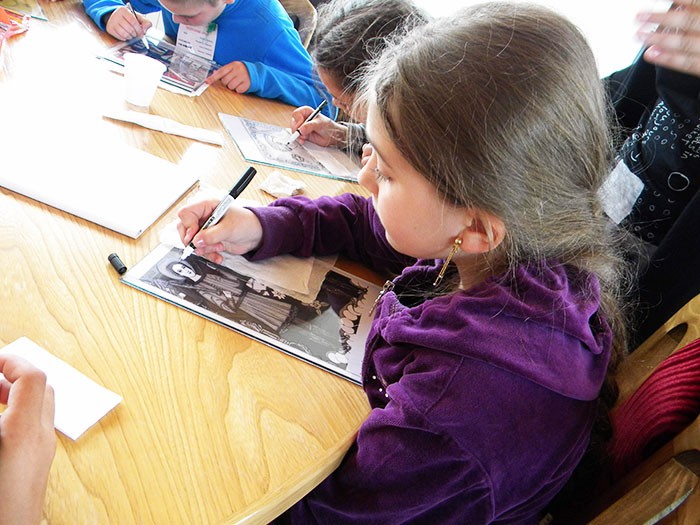 12 copii ai străzii iniţiaţi în arta meşteşugurilor tradiţionale