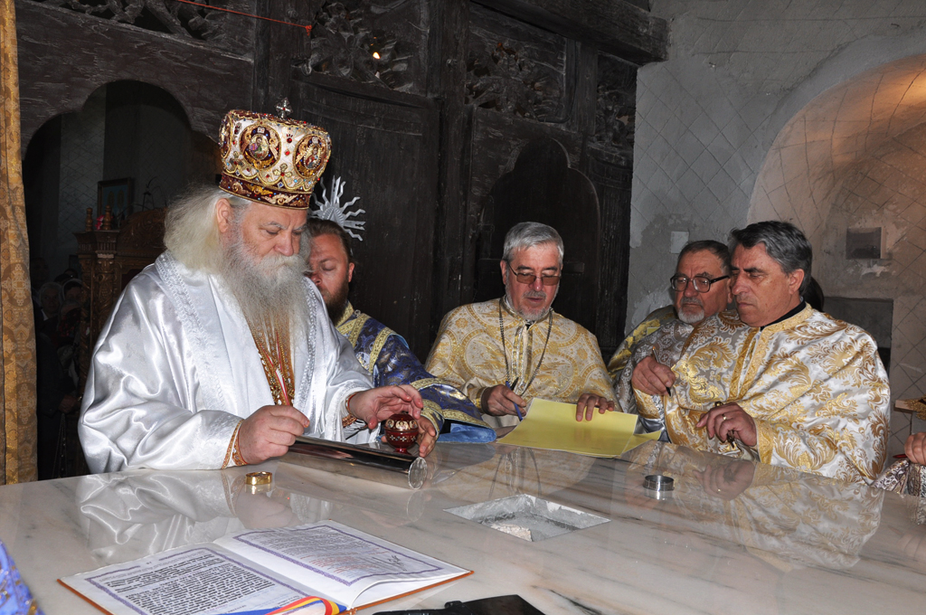 PS Calinic Botoşăneanul a resfinţit duminică Biserica „Schimbarea la Faţă“ din Cucuteni - Leţcani Slujbe de resfinţire la Cucuteni şi Bîrjoveni