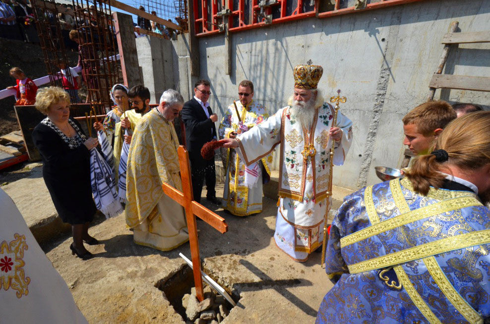 Preasfinţitul Calinic Botoşăneanul a pus piatra de temelie pentru Biserica „Acoperământul Maicii Domnului“ din Vânători, Protopopiatul Iaşi 1 Două biserici se vor ridica la Vânători şi Prăjeşti