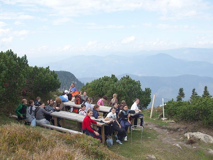La Liceul Teologic Ortodox „Cuvioasa Parascheva“ - Mănăstirea Agapia sunt disponibile 30 de locuri - specializarea „ghid turism religios“ Încep înscrierile la seminariile teologice