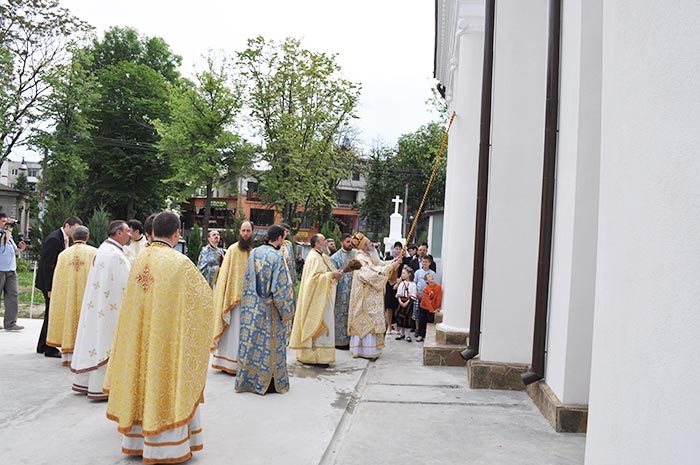„Sărbătoarea Sfinţilor Împăraţi ne cheamă să trecem de la întuneric la lumină“