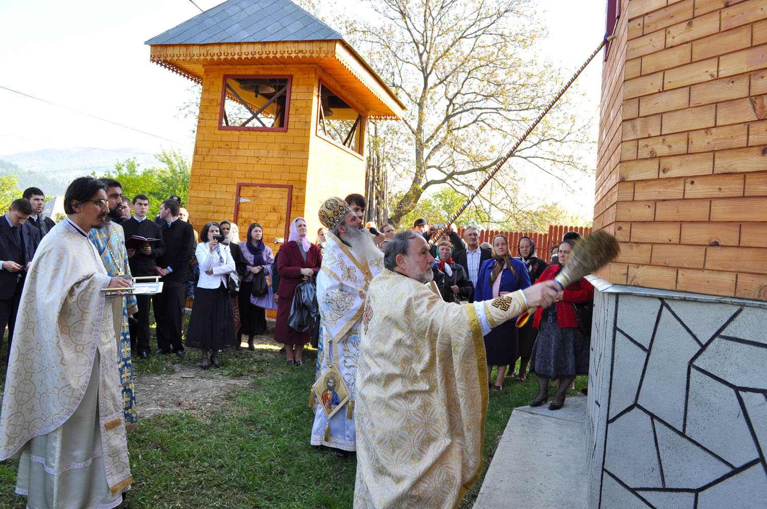 Sfințirea bisericii Poiana Oanţu, comuna Pângăraţi, judeţul Neamţ „Biserica, spitalul spre care să ne îndreptăm pentru a primi tămăduire“