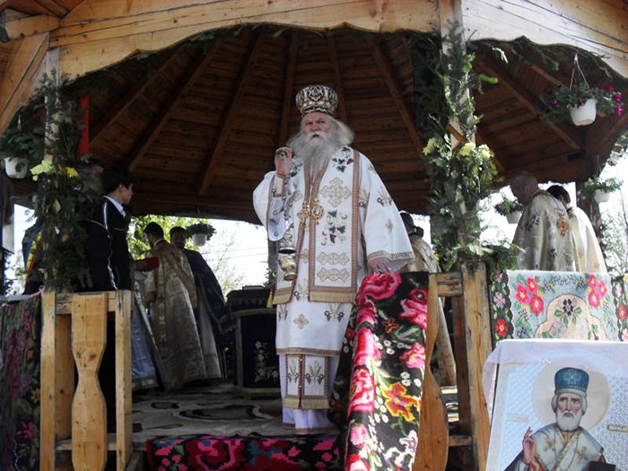 Tradiţia slujirii arhiereşti în parohia Andrieşeni Tradiţia slujirii arhiereşti în parohia Andrieşeni