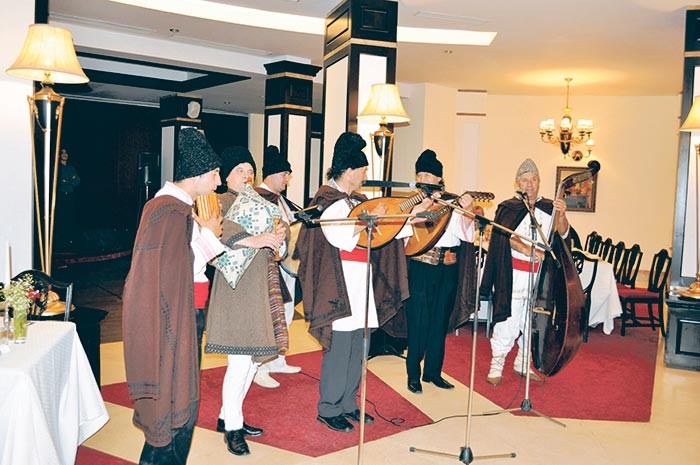 Un grup de artişti basarabeni au "propovăduit" folclorul autentic românesc în zona Moldovei Un grup de artişti basarabeni au "propovăduit" folclorul autentic românesc în zona Moldovei