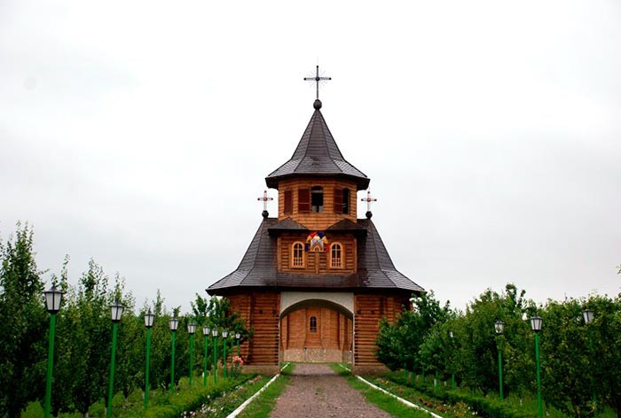 Biserica Schitului „Pogorârea Sfântului Duh“ - Drăgeşti, judeţul Vaslui Biserici închinate Pogorârii Sfântului Duh