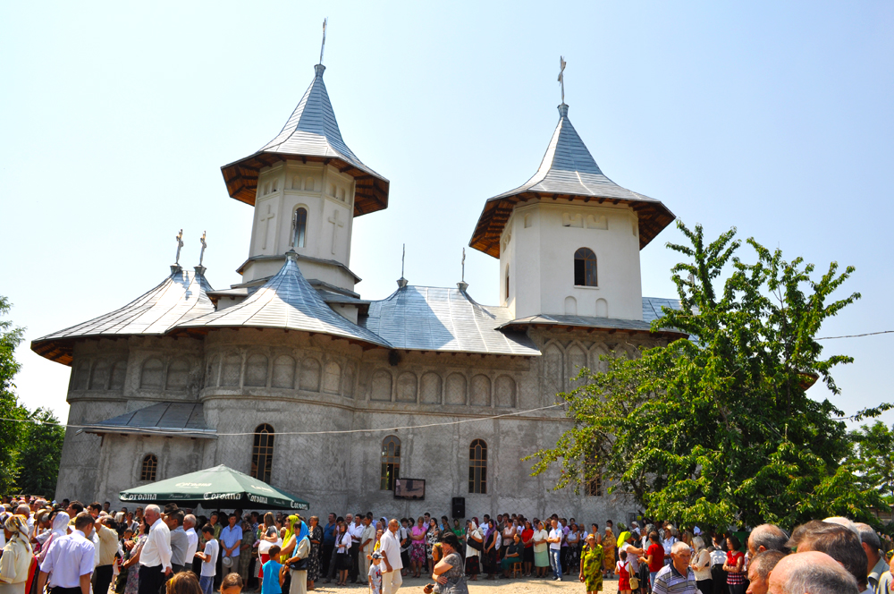 Altarul bisericii parohiei Ruşi, sfinţit de IPS Teofan şi IPS Ştefan