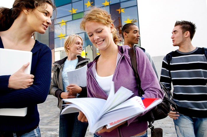 Doar 0,43% dintre studenţii români au mers cu bursă în străinătate