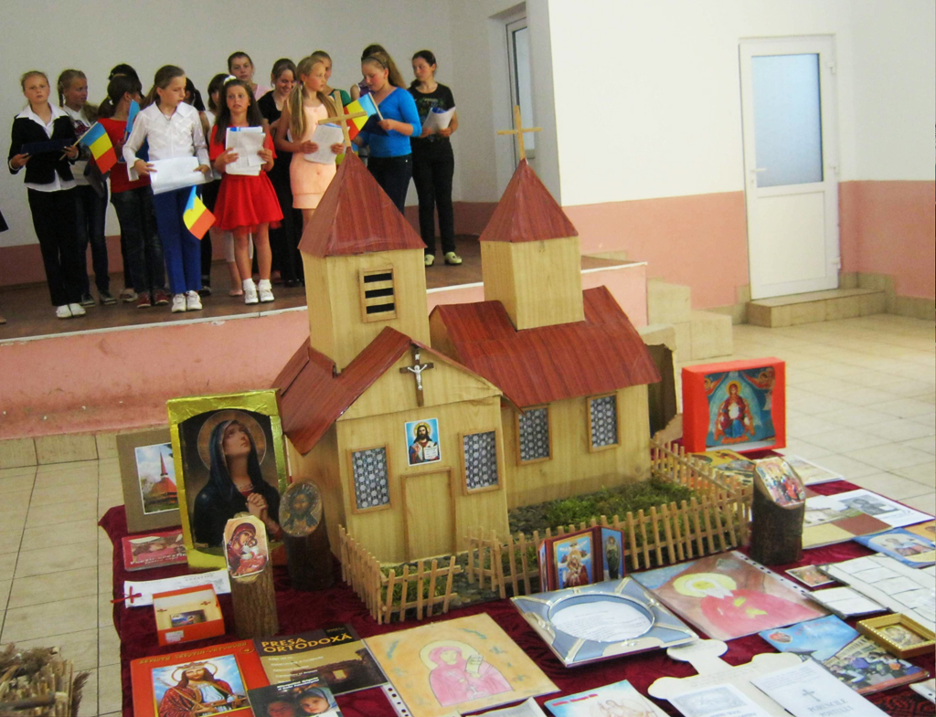 Micii enoriaşi din Dimăcheni au construit în miniatură biserica din satul lor „Tineri descoperind pe Dumnezeu“ la Dimăcheni