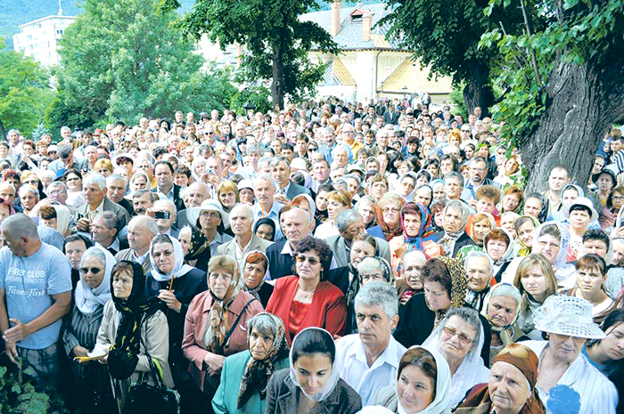 Mii de pietreni, la sărbătoarea Bisericii „Sfântul Ioan“ – Domnesc
