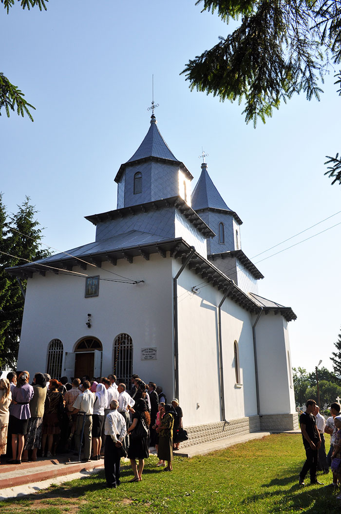 Biserica din Dumbrava a îmbrăcat haina nouă a resfinţirii