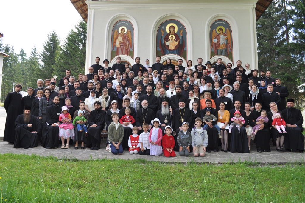 Înalt Preasfinţitul Teofan, alături de preoţi şi preotese din Protopopiatul Iaşi 2 şi Piatra Neamţ, care au participat la conferinţa de la Durău din perioada 29-31 mai 2011 Preoţi şi preotese din două protoierii ale Eparhiei Iaşilor, la conferinţa de la Durău