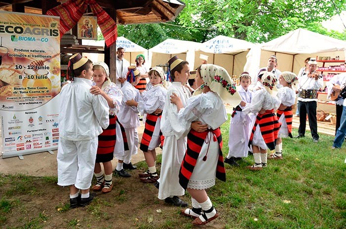 Tradiţii şi obiceiuri din Maramureş în parohia Toma Cozma