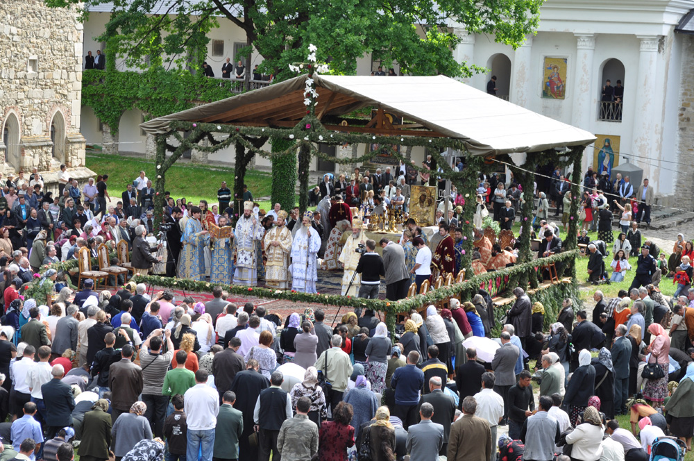 Cinci ierarhi, la hramul Mănăstirii Neamţ Cinci ierarhi, la hramul Mănăstirii Neamţ