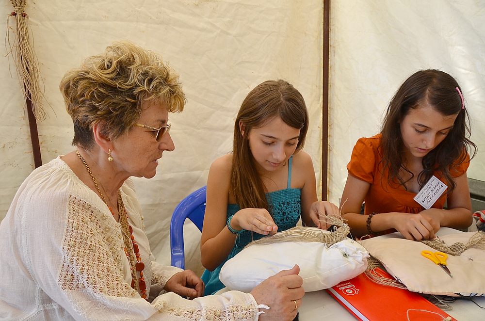 Zeci de copii descoperă meşteşugurile tradiţionale