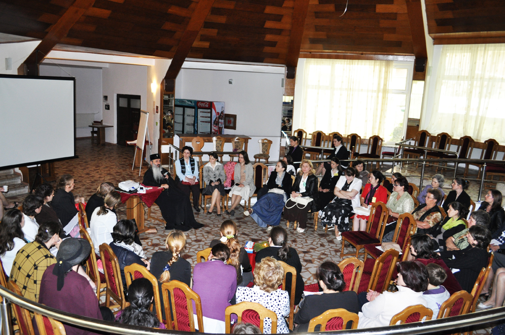 Preoţi şi preotese din două protoierii ale Eparhiei Iaşilor, la conferinţa de la Durău