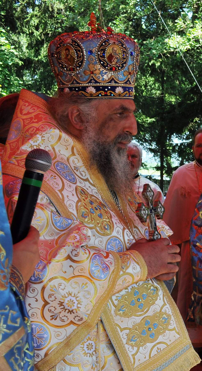 Biserica din Dumbrava a îmbrăcat haina nouă a resfinţirii