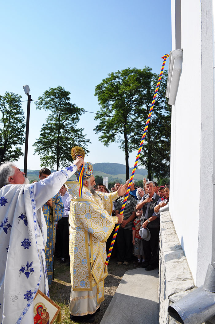 Biserica din Dumbrava a îmbrăcat haina nouă a resfinţirii