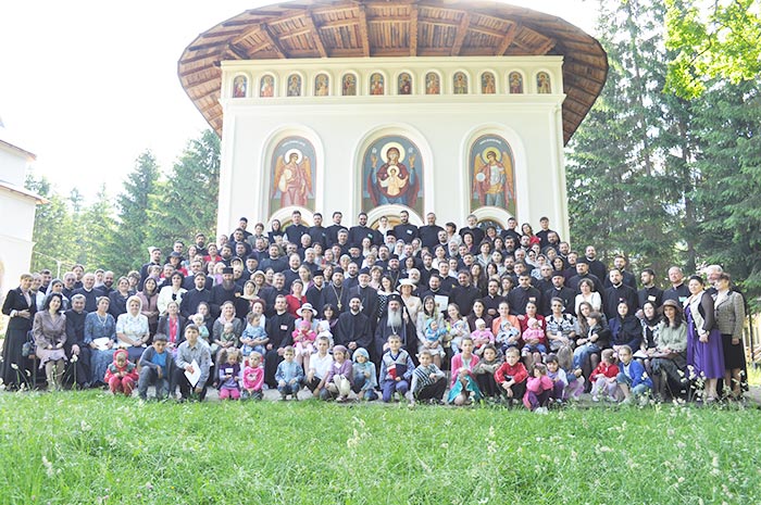 Înalt Preasfinţitul Teofan împreună cu preoţi din Protopopiatele Hârlău, Darabani şi Târgu Neamţ, care au participat la conferinţa de la Durău în perioada 13-15 iunie 2011 „Dumnezeu a rânduit să fiu arhiereu unde e mormântul Sfântului Maxim Mărturisitorul”
